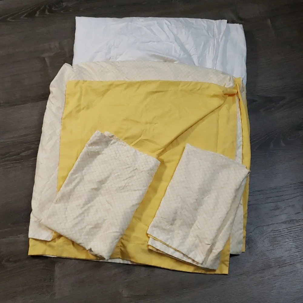 Amazon Basics Set:  Duvet Cover, 2 Pillow Shams and White Bed Skirt Full/Queen